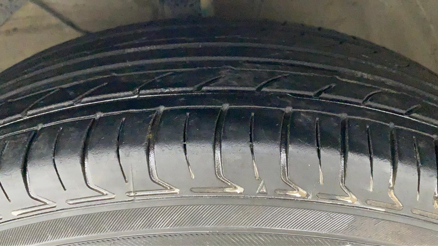 2019 Maruti Swift VXI AMT, CNG, Automatic, 37,541 km, Left Front Tyre Tread