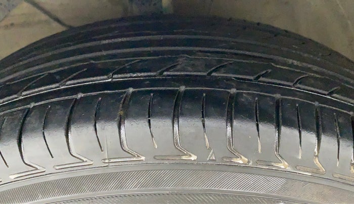 2019 Maruti Swift VXI AMT, CNG, Automatic, 37,541 km, Left Front Tyre Tread