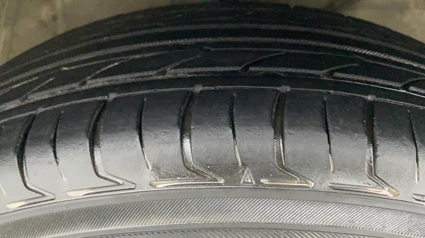 2019 Maruti Swift VXI AMT, CNG, Automatic, 37,541 km, Right Front Tyre Tread