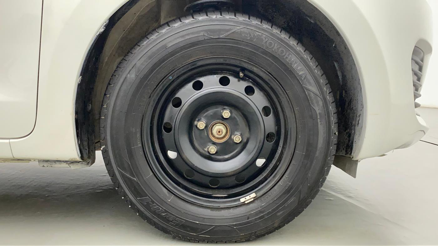 2019 Maruti Swift VXI AMT, CNG, Automatic, 37,541 km, Right Front Wheel