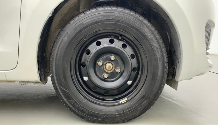2019 Maruti Swift VXI AMT, CNG, Automatic, 37,541 km, Right Front Wheel