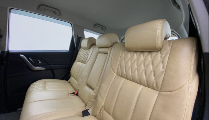 2018 Mahindra XUV500 W7 AT, Diesel, Automatic, 82,113 km, Right Side Rear Door Cabin