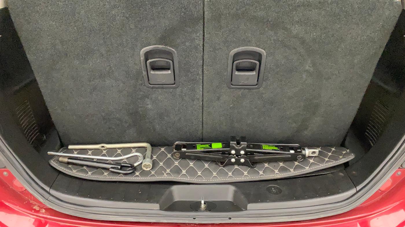 2018 Mahindra XUV500 W7 AT, Diesel, Automatic, 82,113 km, Boot Inside