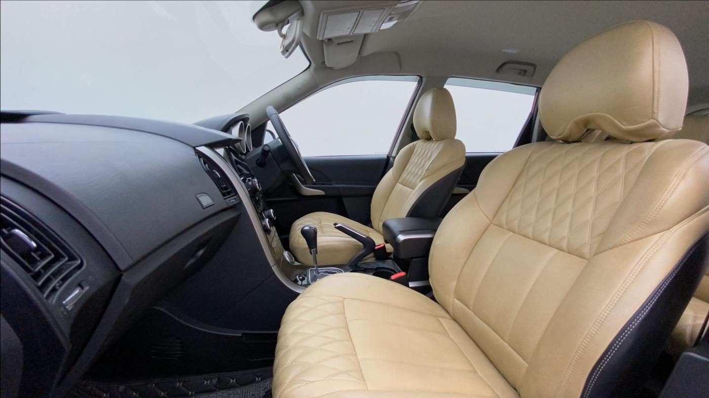 2018 Mahindra XUV500 W7 AT, Diesel, Automatic, 82,113 km, Right Side Front Door Cabin
