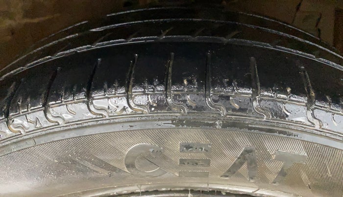 2017 Maruti Ciaz DELTA 1.4 AT PETROL, Petrol, Automatic, 1,21,537 km, Right Front Tyre Tread