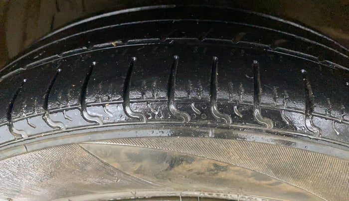 2017 Maruti Ciaz DELTA 1.4 AT PETROL, Petrol, Automatic, 1,21,537 km, Left Front Tyre Tread