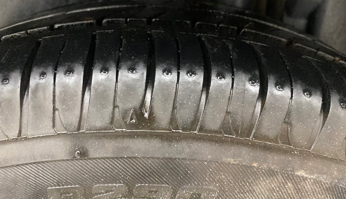 2014 Maruti Swift ZXI, Petrol, Manual, 75,689 km, Left Rear Tyre Tread