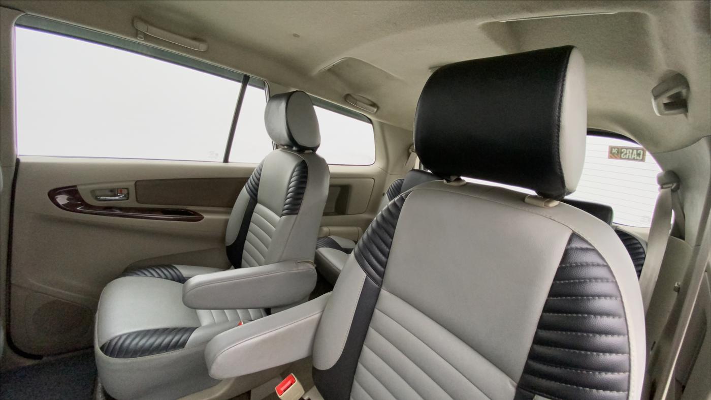 2014 Toyota Innova 2.5 VX 7 STR, Diesel, Manual, 1,05,502 km, Right Side Rear Door Cabin