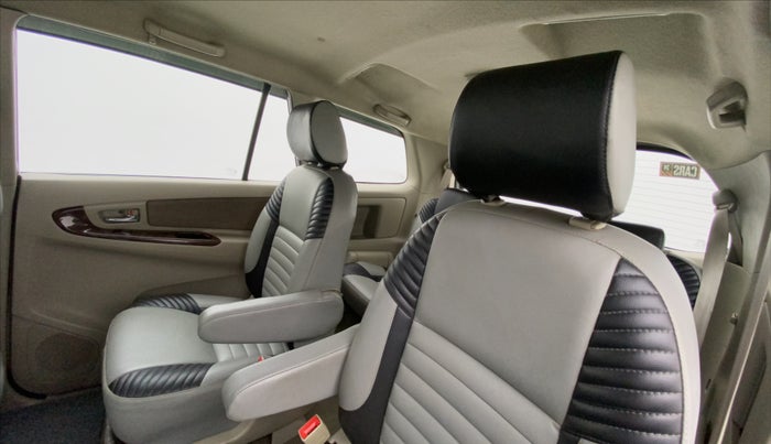 2014 Toyota Innova 2.5 VX 7 STR, Diesel, Manual, 1,05,502 km, Right Side Rear Door Cabin