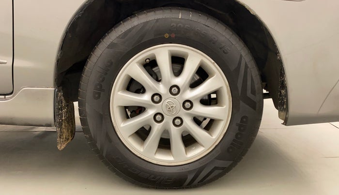2014 Toyota Innova 2.5 VX 7 STR, Diesel, Manual, 1,05,502 km, Right Front Wheel