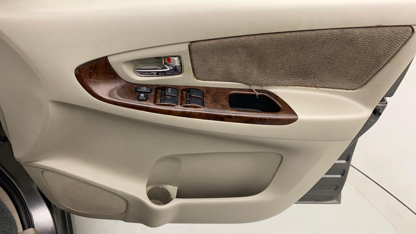 2014 Toyota Innova 2.5 VX 7 STR, Diesel, Manual, 1,05,502 km, Driver Side Door Panels Control