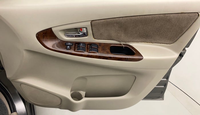 2014 Toyota Innova 2.5 VX 7 STR, Diesel, Manual, 1,05,502 km, Driver Side Door Panels Control