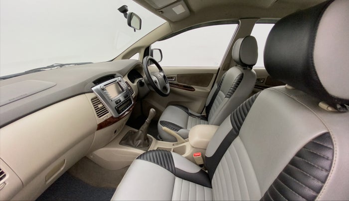 2014 Toyota Innova 2.5 VX 7 STR, Diesel, Manual, 1,05,502 km, Right Side Front Door Cabin