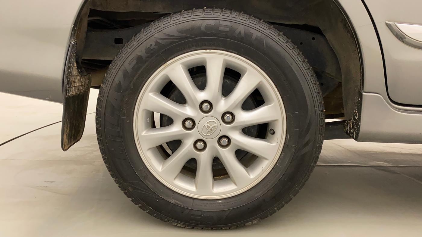 2014 Toyota Innova 2.5 VX 7 STR, Diesel, Manual, 1,05,502 km, Right Rear Wheel