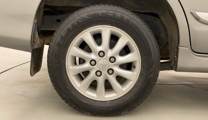 2014 Toyota Innova 2.5 VX 7 STR, Diesel, Manual, 1,05,502 km, Right Rear Wheel