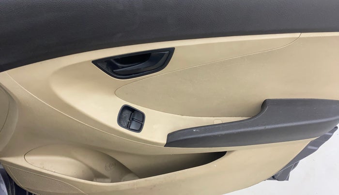 2016 Hyundai Eon MAGNA +, Petrol, Manual, 27,448 km, Driver Side Door Panels Control