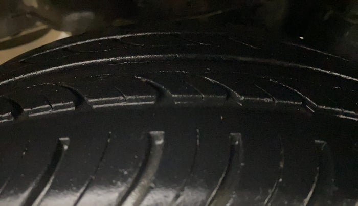 2016 Hyundai Eon MAGNA +, Petrol, Manual, 27,448 km, Left Rear Tyre Tread