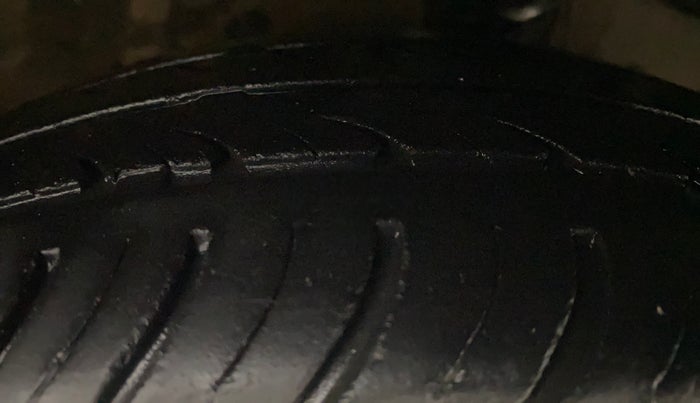 2016 Hyundai Eon MAGNA +, Petrol, Manual, 27,448 km, Right Front Tyre Tread