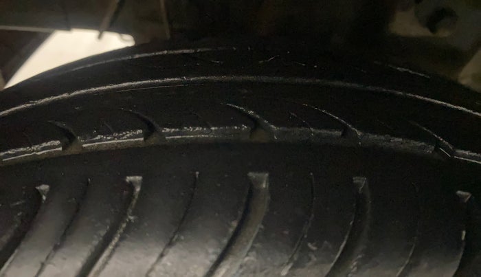 2016 Hyundai Eon MAGNA +, Petrol, Manual, 27,448 km, Right Rear Tyre Tread