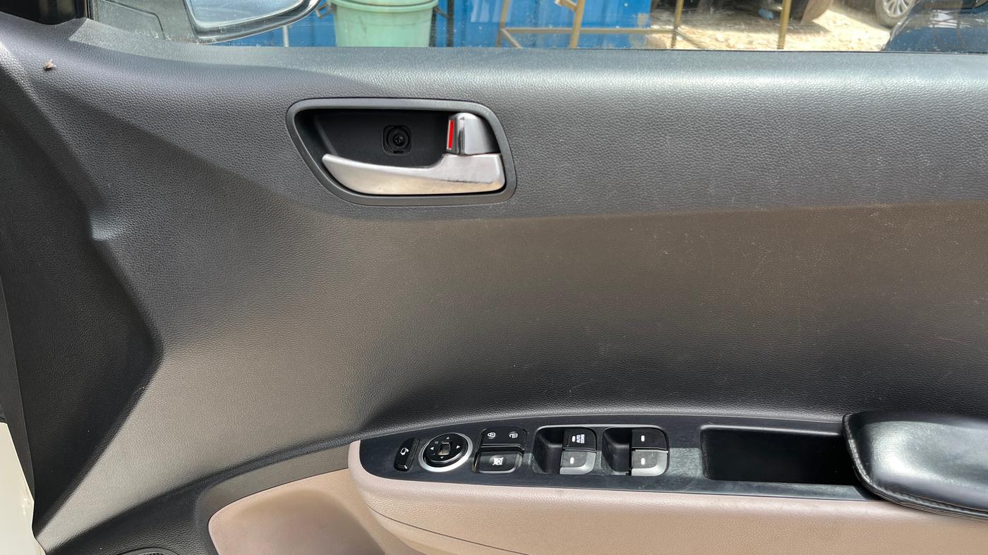 2014 Hyundai Grand i10 ASTA 1.1 CRDI, Diesel, Manual, 1,26,662 km, Driver Side Door Panels Control