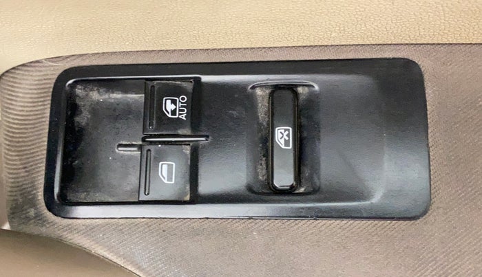 2013 Skoda Rapid ACTIVE 1.6 MPI MT PLUS, Petrol, Manual, 87,448 km, Right front window switch / handle - Child Lock not working for windows