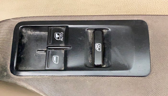 2013 Skoda Rapid ACTIVE 1.6 MPI MT PLUS, Petrol, Manual, 87,448 km, Right front window switch / handle - Child Switch not working for windows