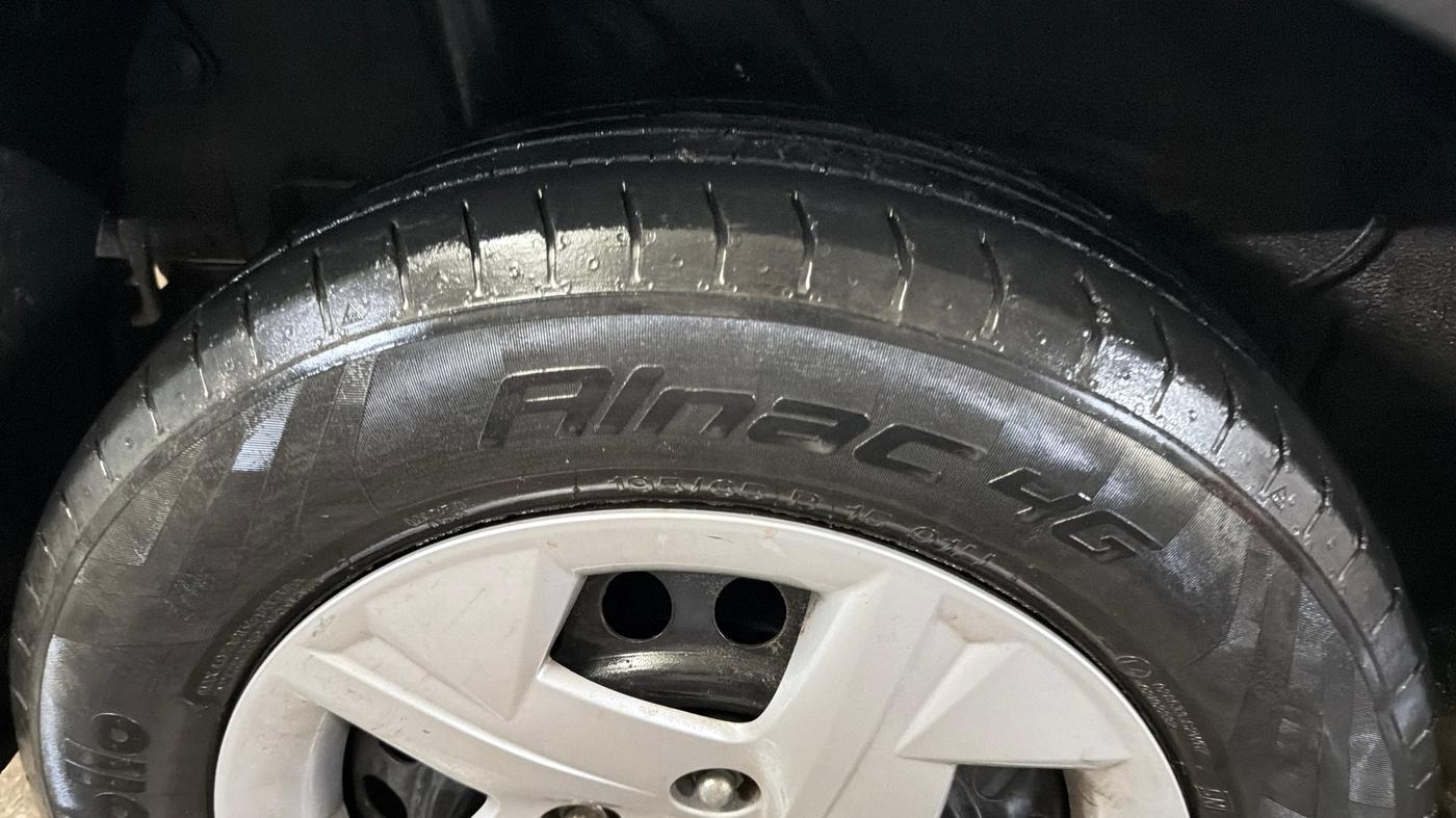 2021 Hyundai VENUE S+ 1.2, Petrol, Manual, 16,336 km, Right Rear Tyre Tread