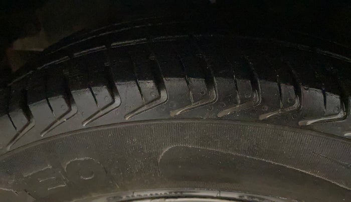 2015 Hyundai i10 MAGNA 1.1, Petrol, Manual, 64,473 km, Left Front Tyre Tread