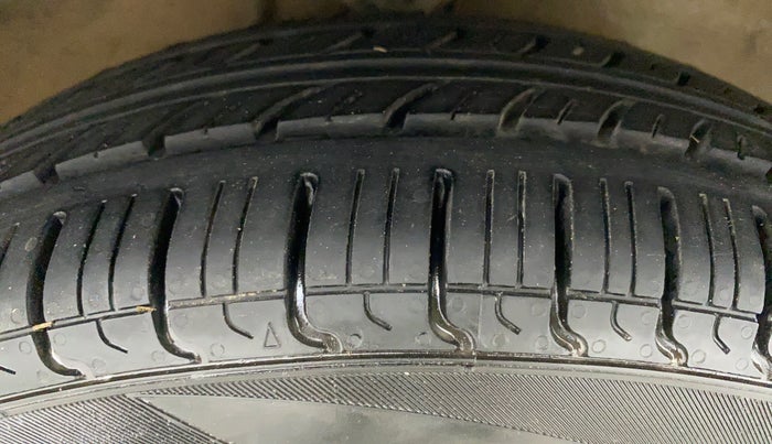 2017 Maruti Alto K10 VXI (O), Petrol, Manual, 44,384 km, Right Front Tyre Tread