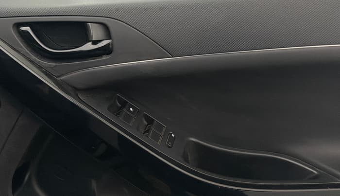 2022 Tata NEXON XZ PLUS (PREMIUM) DIESEL DARK EDITION, Diesel, Manual, 68,579 km, Driver Side Door Panels Control