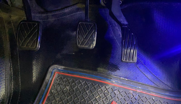 2015 Maruti Swift VXI, Petrol, Manual, 1,48,954 km, Pedals