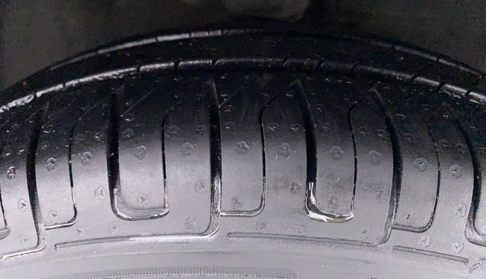 2010 Hyundai i10 SPORTZ 1.2, Petrol, Manual, 73,177 km, Right Front Tyre Tread