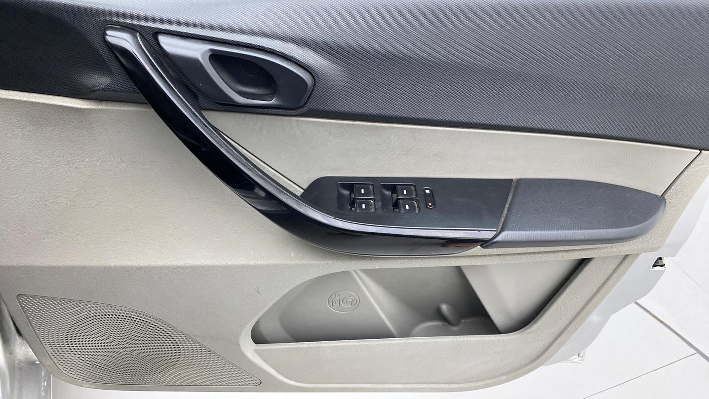 2016 Tata Tiago XM 1.2 REVOTRON, Petrol, Manual, 59,127 km, Driver Side Door Panels Control