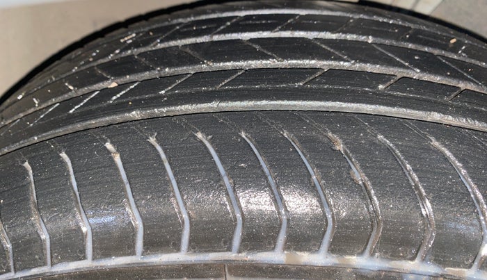 2023 Skoda KUSHAQ AMBITION 1.0L TSI AT, Petrol, Automatic, 17,895 km, Left Front Tyre Tread