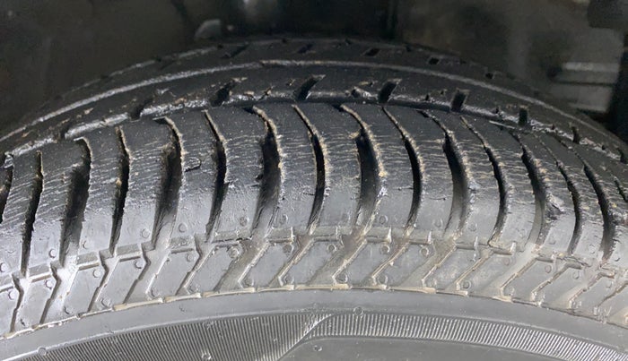 2010 Toyota Corolla Altis GL PETROL, Petrol, Manual, 70,615 km, Right Front Tyre Tread