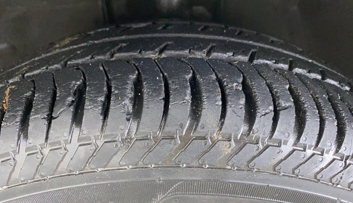 2010 Toyota Corolla Altis GL PETROL, Petrol, Manual, 70,615 km, Left Front Tyre Tread