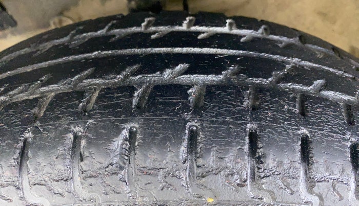 2014 Maruti Swift VXI D, Petrol, Manual, 78,822 km, Left Front Tyre Tread