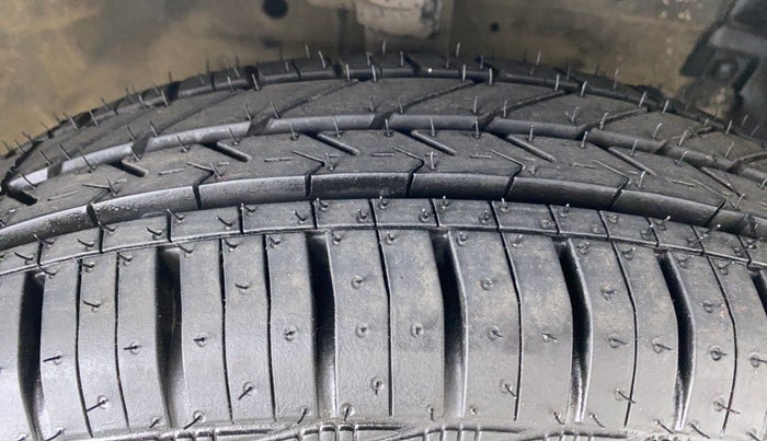 2014 Maruti Swift VXI D, Petrol, Manual, 78,822 km, Right Front Tyre Tread