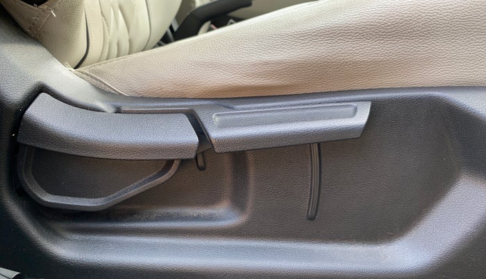 2024 Hyundai VENUE SX (O) 1.0 TURBO DCT DUAL TONE, Petrol, Automatic, 16,890 km, Driver Side Adjustment Panel