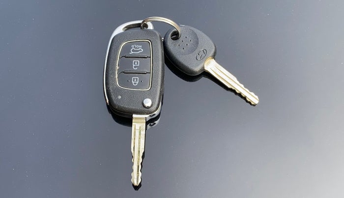 2024 Hyundai VENUE SX (O) 1.0 TURBO DCT DUAL TONE, Petrol, Automatic, 16,890 km, Key Close Up