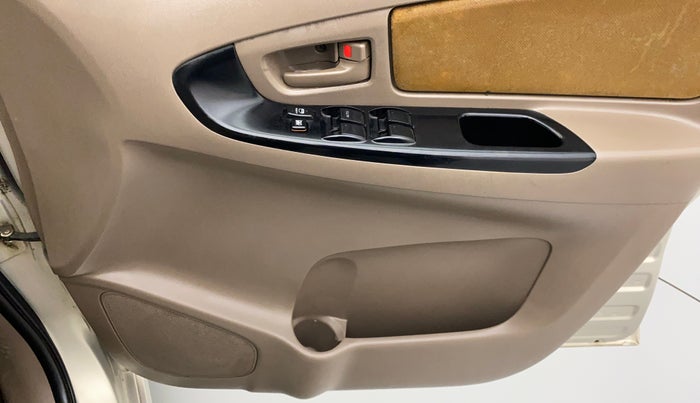 2015 Toyota Innova 2.5 GX 8 STR, Diesel, Manual, 1,17,210 km, Driver Side Door Panels Control