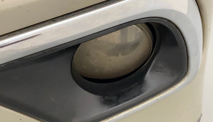 2015 Toyota Innova 2.5 GX 8 STR, Diesel, Manual, 1,17,210 km, Left fog light - Not fixed properly