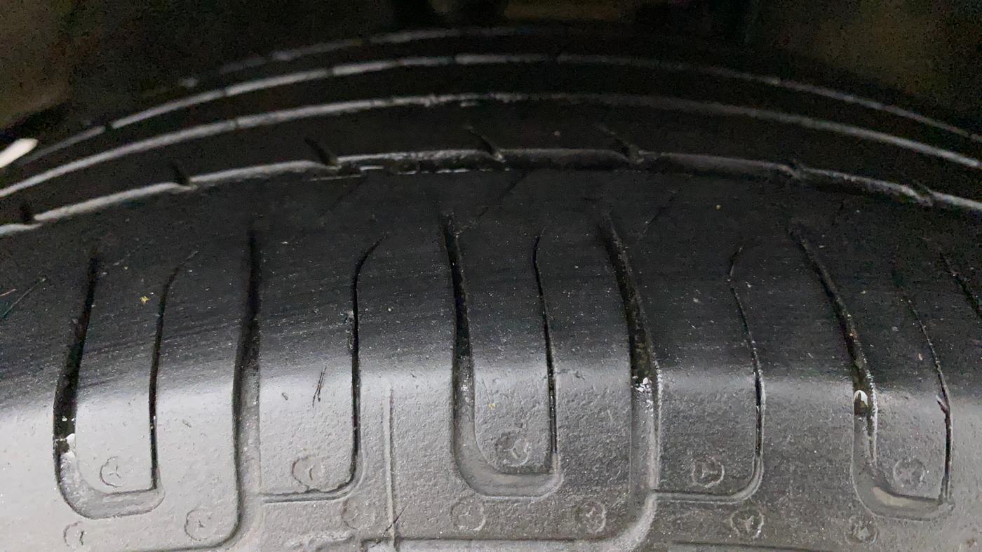 2015 Toyota Innova 2.5 GX 8 STR, Diesel, Manual, 1,17,210 km, Right Front Tyre Tread