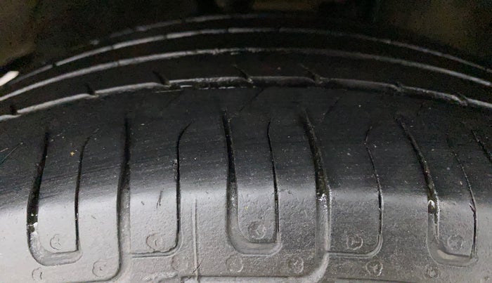 2015 Toyota Innova 2.5 GX 8 STR, Diesel, Manual, 1,17,210 km, Right Front Tyre Tread