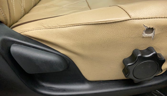 2015 Toyota Innova 2.5 GX 8 STR, Diesel, Manual, 1,17,210 km, Driver Side Adjustment Panel