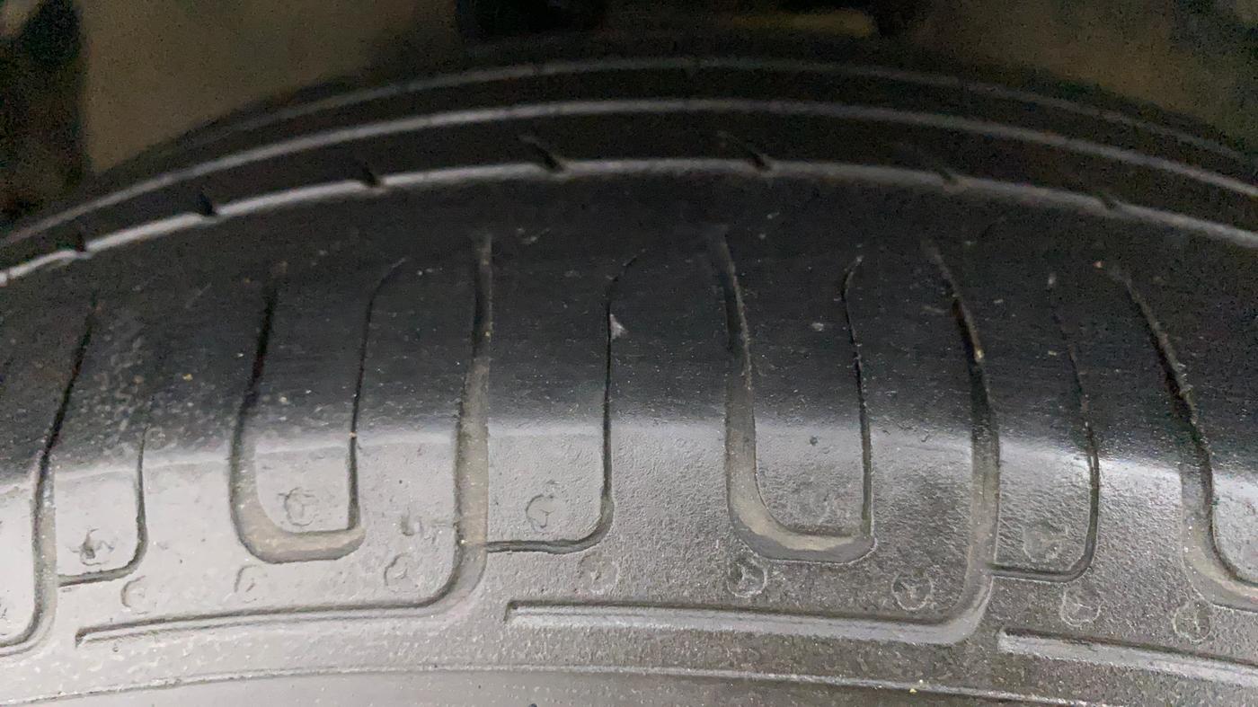 2015 Toyota Innova 2.5 GX 8 STR, Diesel, Manual, 1,17,210 km, Left Front Tyre Tread