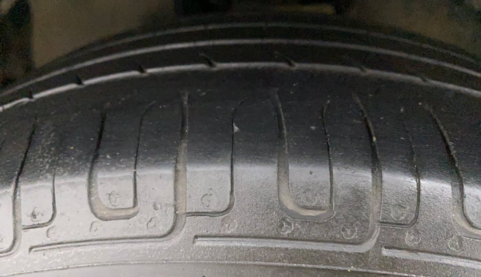2015 Toyota Innova 2.5 GX 8 STR, Diesel, Manual, 1,17,210 km, Left Front Tyre Tread