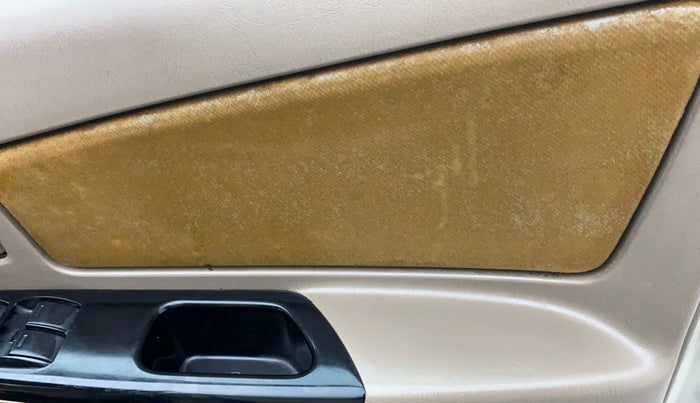 2015 Toyota Innova 2.5 GX 8 STR, Diesel, Manual, 1,17,210 km, Driver-side door - Trim has minor damage