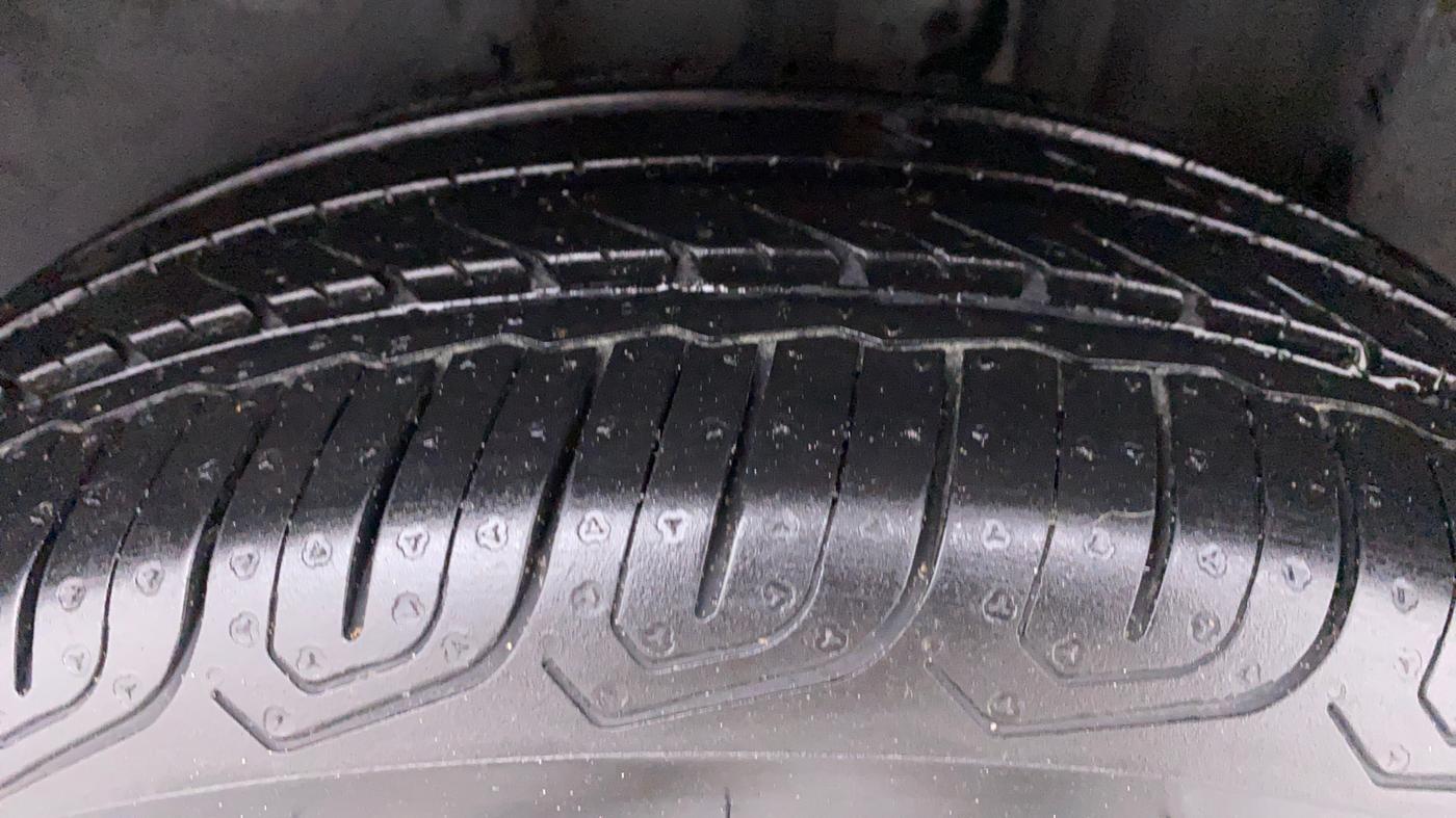 2013 Skoda Rapid ELEGANCE 1.6 TDI MT, Diesel, Manual, 80,116 km, Left Rear Tyre Tread