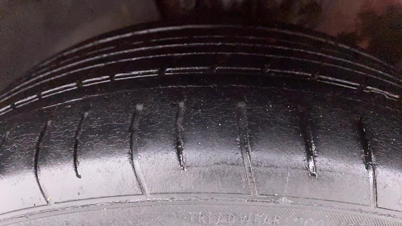 2013 Skoda Rapid ELEGANCE 1.6 TDI MT, Diesel, Manual, 80,116 km, Left Front Tyre Tread